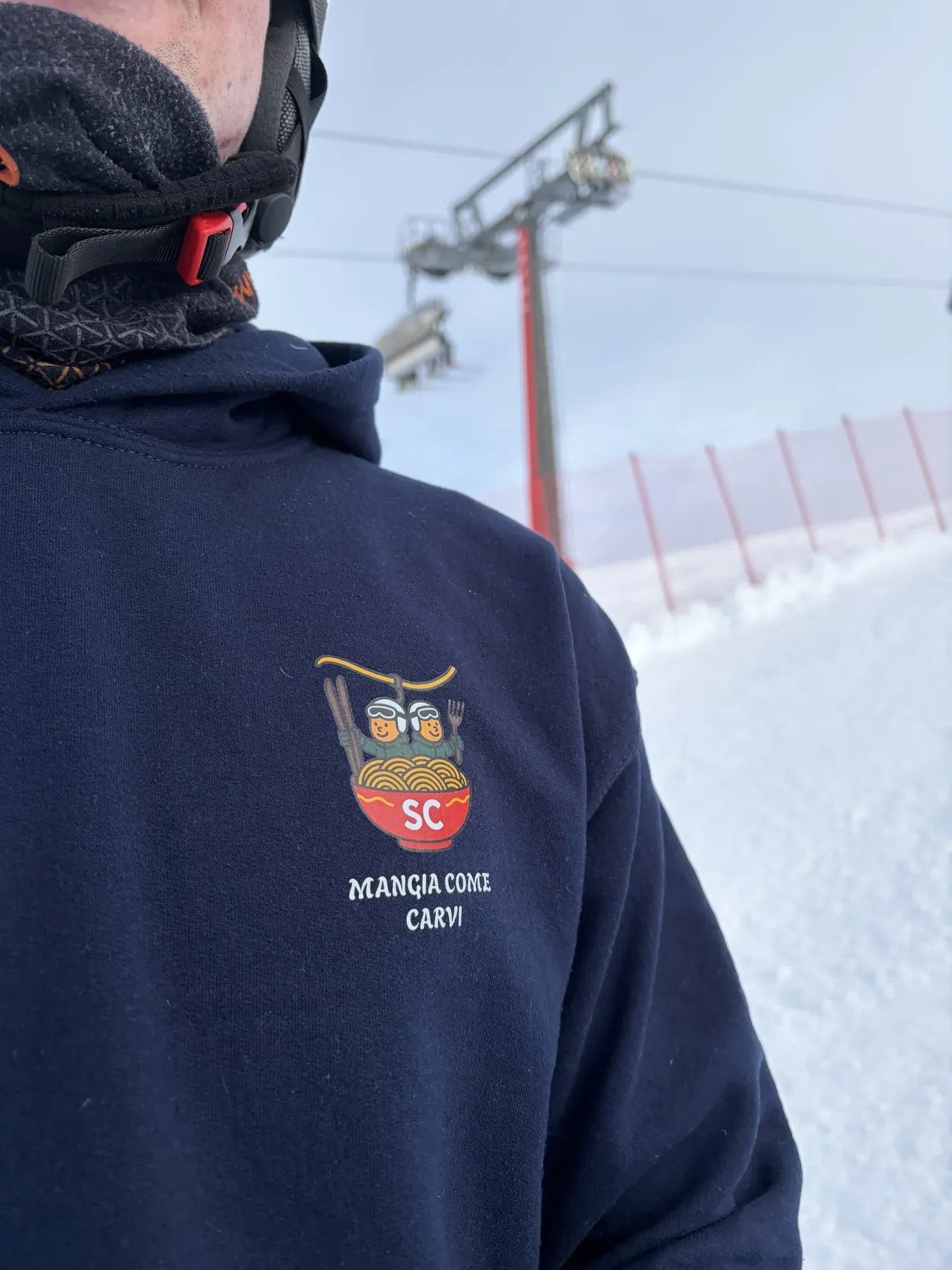 Dettaglio del logo Spaghetti Carvers sul petto della felpa