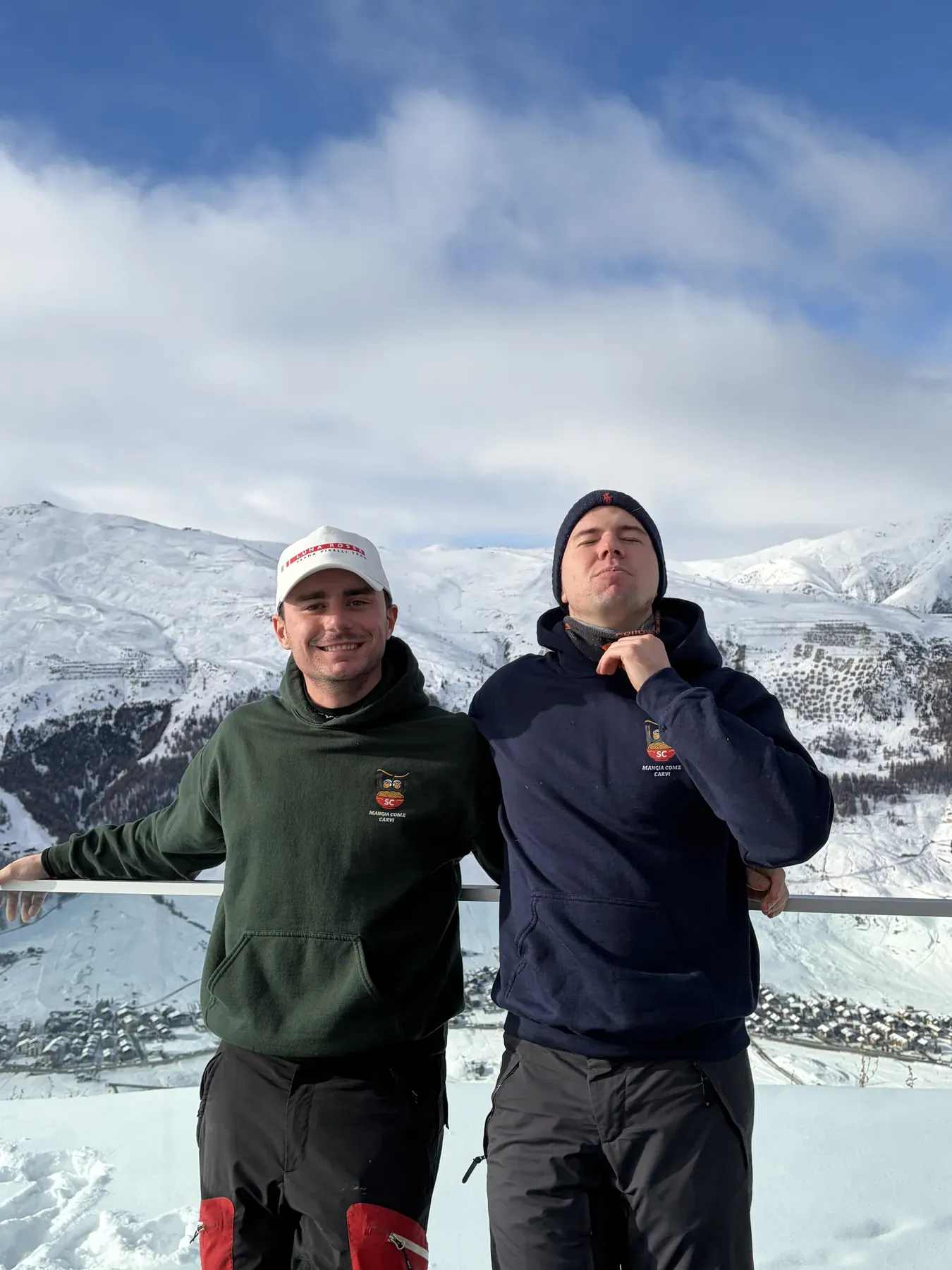 Due amici con le felpe su una terrazza panoramica